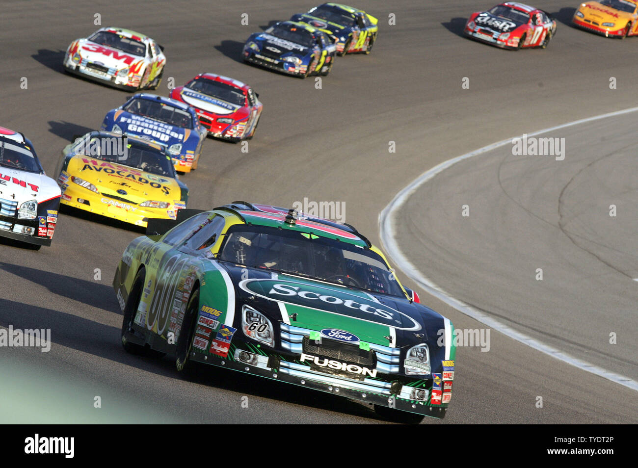 Carl Edwards führt das Feld durch wiederum vier während der NASCAR Busch Serie Ford 300 bei Homestead-Miami Speedway in Homestead, Florida am 17. November 2007. (UPI Foto/Martiin gebraten) Stockfoto