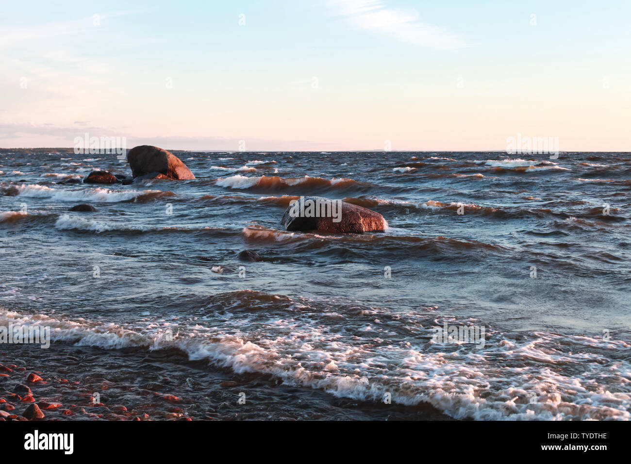 Ostsee Küstenlandschaft mit stürmischen Ufer Wasser und Steine Stockfoto