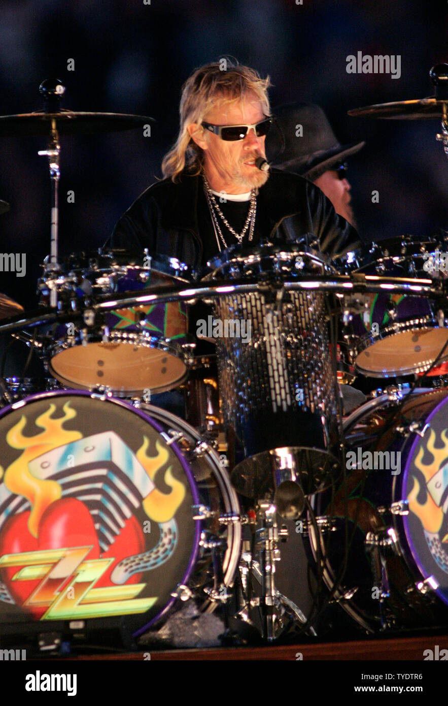 Frank Beard mit ZZ Top führt zur Halbzeit bei der 74. jährlichen FedEx Orange Bowl Spiel bei Dolphin Stadium in Miami am 3. Januar 2008. (UPI Foto/Martin Fried) Stockfoto