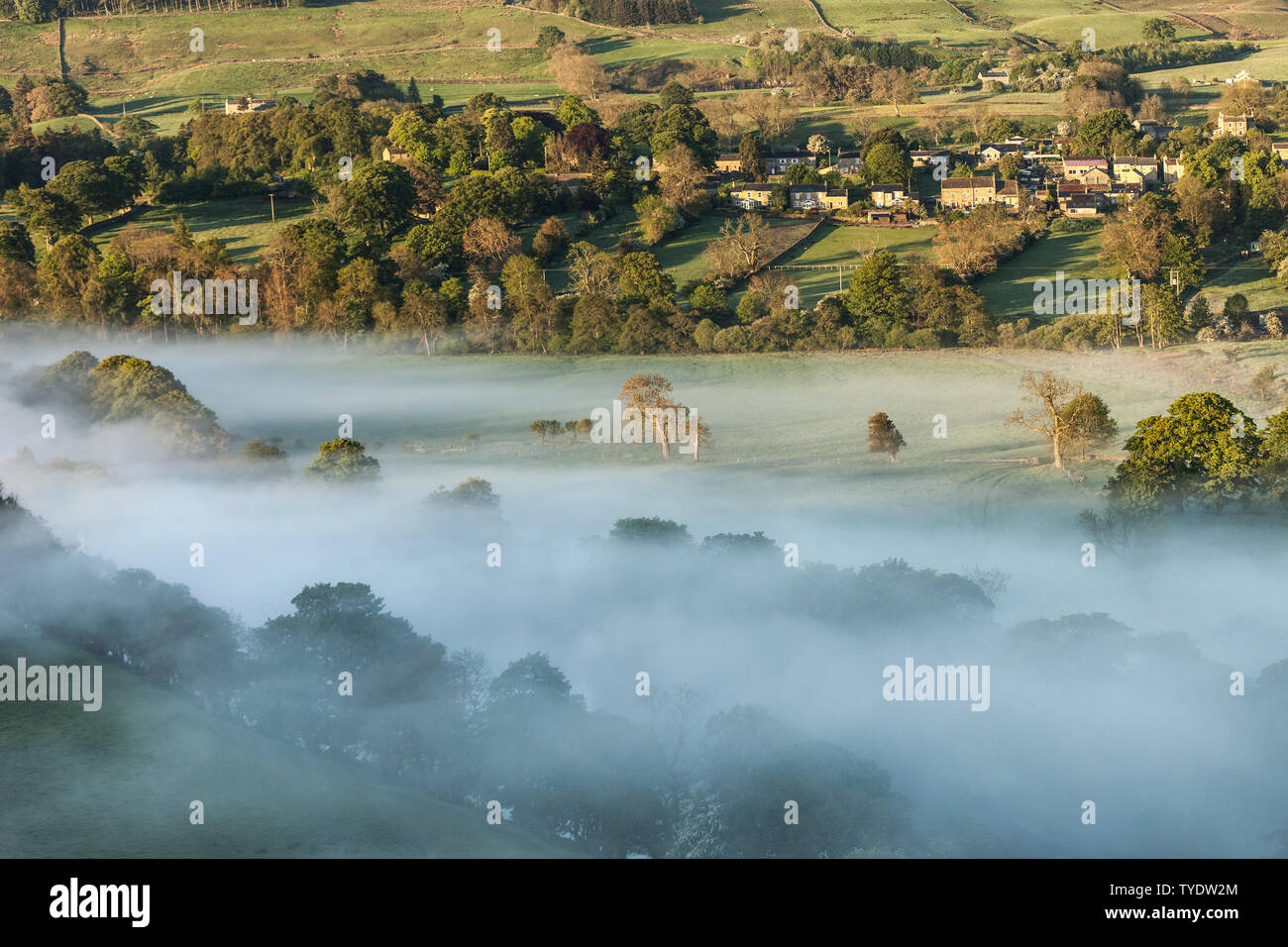 Die Aussicht auf ein Nebel gefüllt Tees Valley von Pfeifen Crag in Richtung des Dorfes Abingdon, Teesdale, County Durham, UK Stockfoto