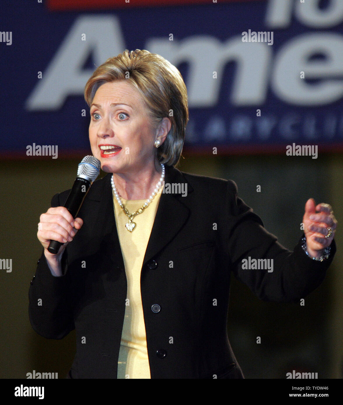 Hillary Clinton feiert den Gewinn der Florida demokratische Primärwahl über nähste Kämpfer Barack Obama bei der Unterzeichnung Grand in Davie, Florida, am 29. Januar 2008. (UPI Foto/Martin Fried) Stockfoto