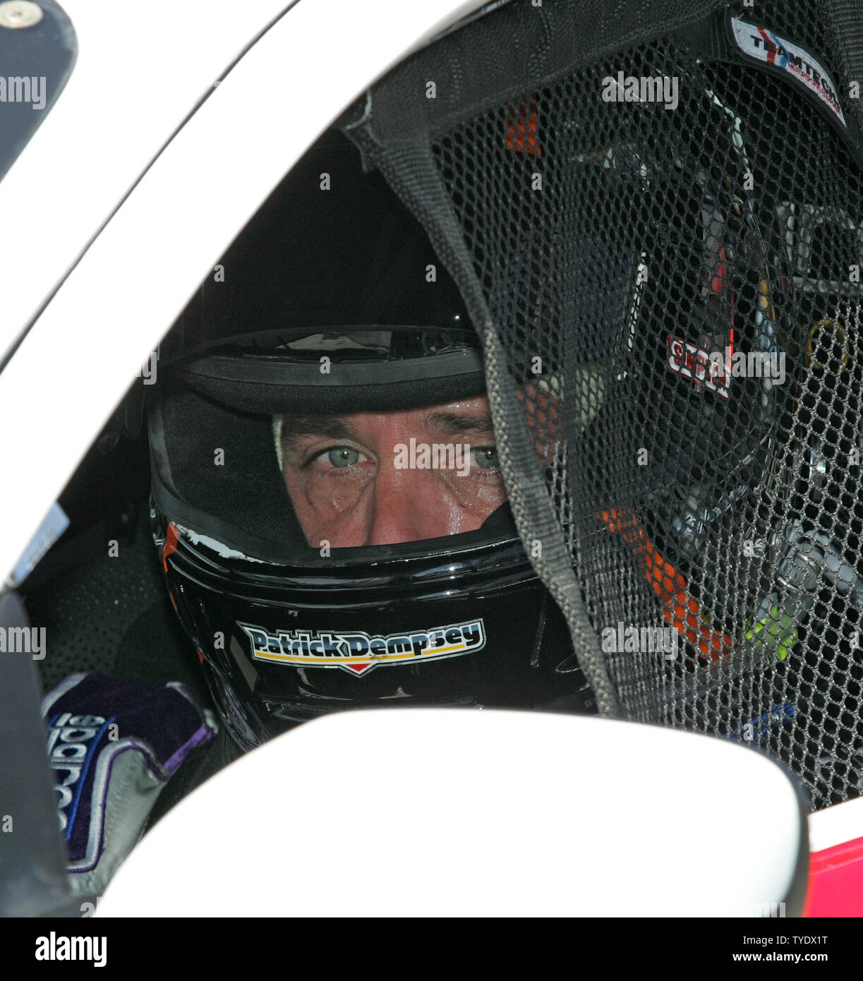 Schauspieler Patrick Dempsey sitzt in seinem Auto auf Grubestraße nach seiner Qualifikation für die Gainsco Grand Prix von Miami an Homestead-Miami Speedway in Homestead, Florida laufen am 28. März 2008. (UPI Foto/Martin Fried) Stockfoto