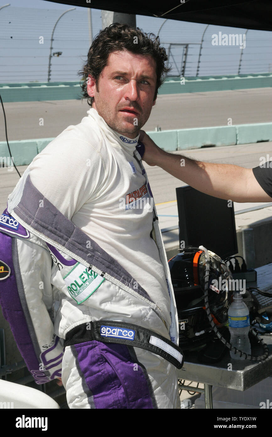 Schauspieler Patrick Dempsey klettert aus seinem Auto im Grubenbereich nach seiner Qualifikation für die Gainsco Grand Prix von Miami an Homestead-Miami Speedway in Homestead, Florida laufen am 28. März 2008. (UPI Foto/Martin Fried) Stockfoto