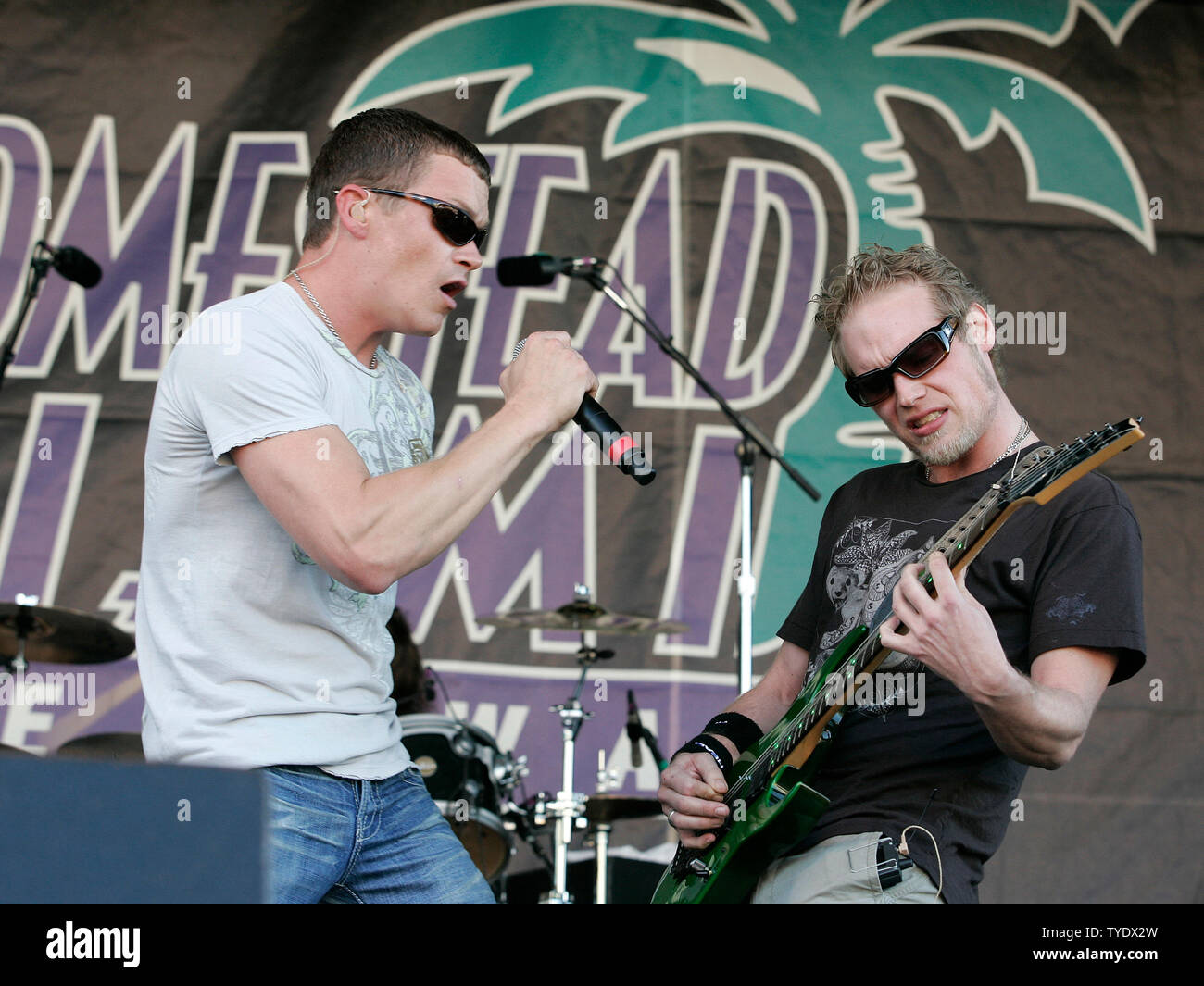 Matt Roberts (R) und Brad Arnold mit 3 Türen unten im Konzert vor der Ausführung der IRL Indy 300 bei Gainsco Homestead-Miami Speedway in Homestead, Florida am 29. März 2008 ausführen. (UPI Foto/Michael Busch) Stockfoto