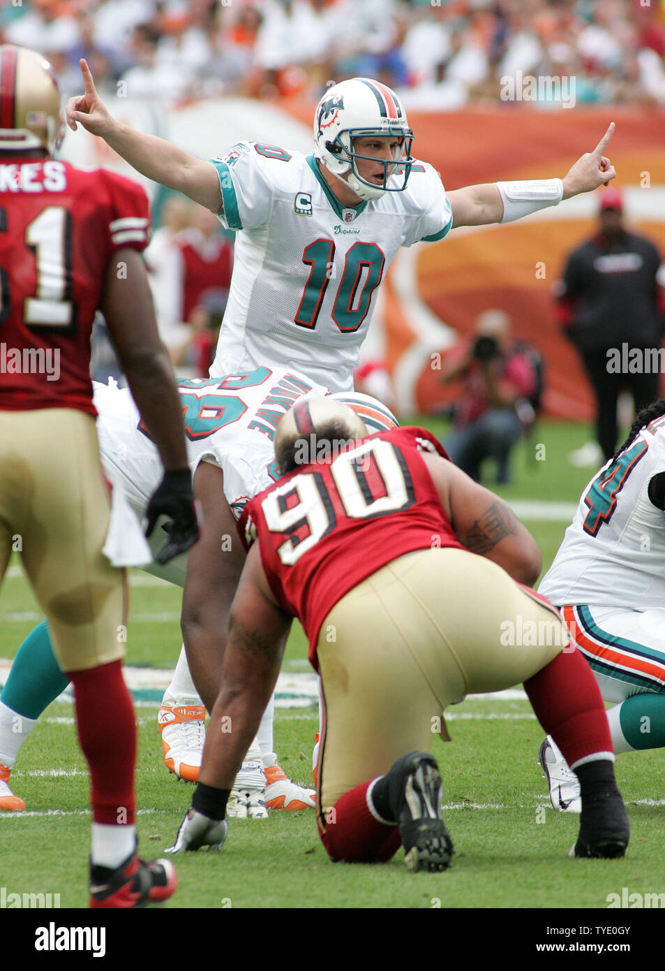 Miami Dolphins quarterback Chad Pennington Änderungen spielt an der Line of Scrimmage im zweiten Quartal gegen die San Francisco 49ers im Dolphin Stadium in Miami am 14. Dezember 2008. Die Delphine besiegten die 49ers 14-9. (UPI Foto/Michael Busch) Stockfoto