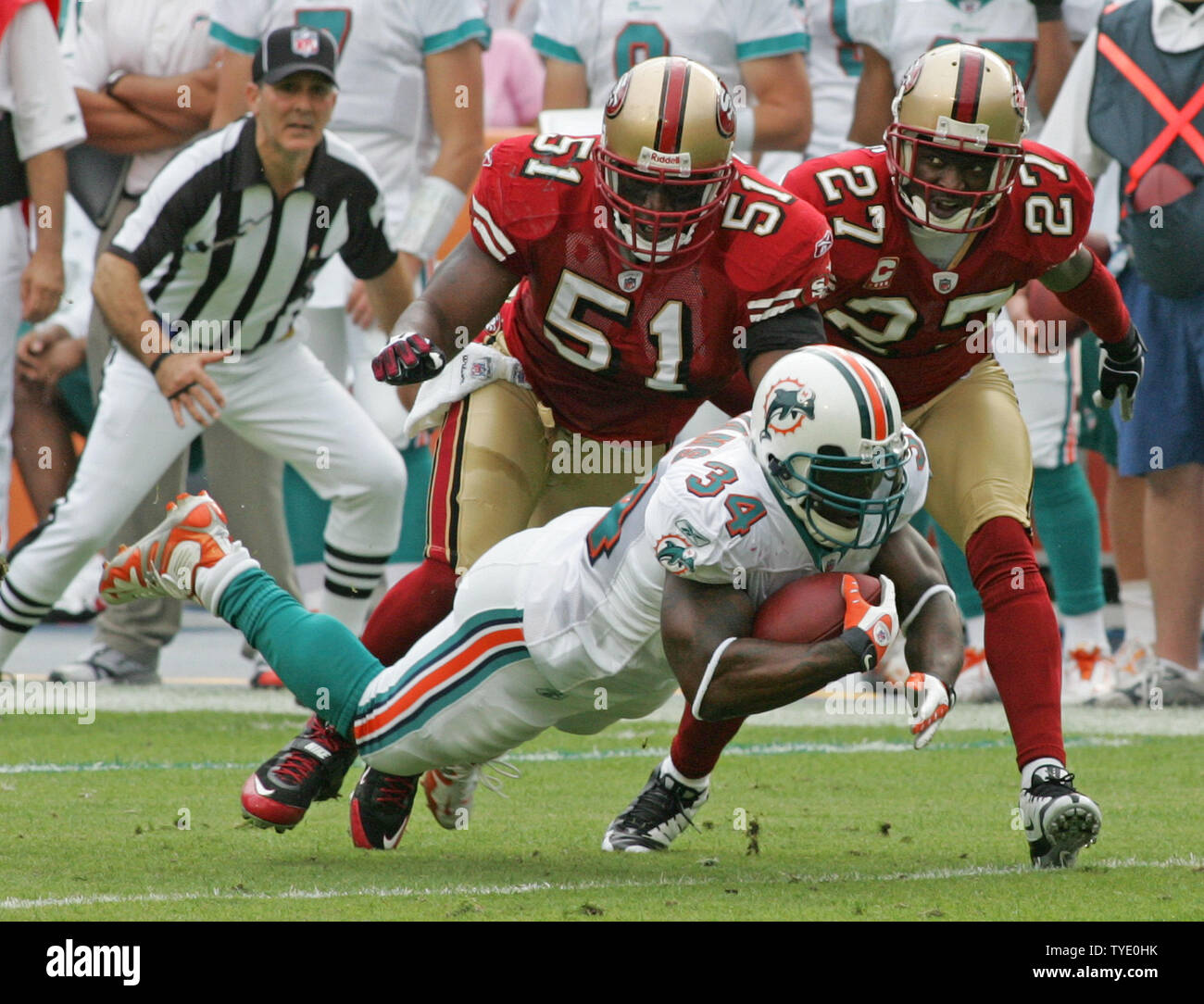 Miami Dolphin zurück Ricky Williams laufen (34) Fänge dieser Pass für einen 11 Yard Gewinn im zweiten Quartal Aktion im Dolphin Stadium in Miami am 14. Dezember 2008. Die Delphine besiegten die 49ers 14-9. (UPI Foto/Martin Fried) Stockfoto