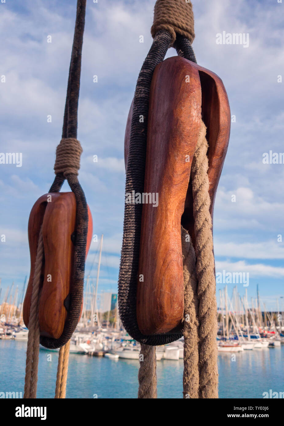 Holzklötze auf einem alten Segelschiff. Stockfoto