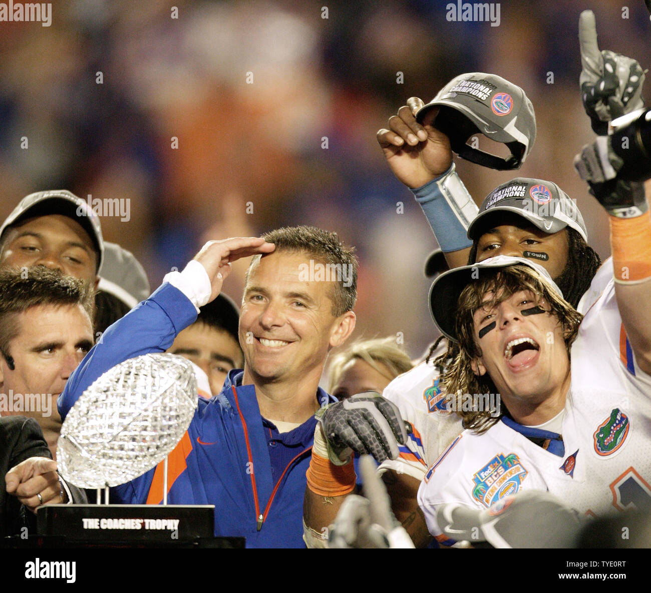 Universität von Florida Haupttrainer städtischer Meyer begrüßt von hinter dem BCS Championship Trophy die FedEx BCS National Championship NCAA Football Spiel 2009 in Miami 8. Januar 2009. Die Gators besiegten die Oklahoma Sooners 24-14. (UPI Foto/Markierung Wallheiser) Stockfoto
