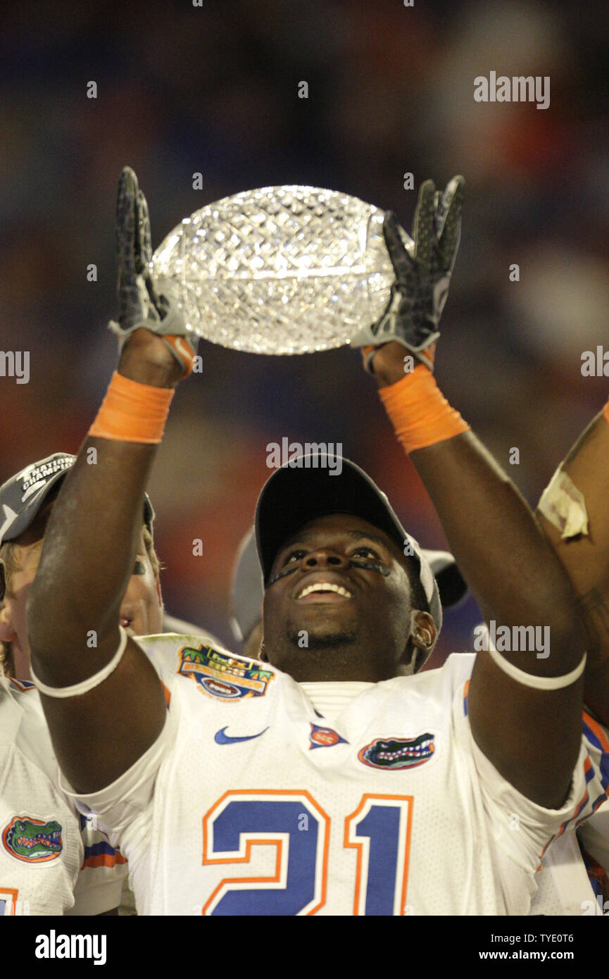 Florida Gators Sicherheit großen Wright ist alles Lächeln, da hebt er den Kristall Fußball aus dem BCS National Championship Trophäe, nachdem das Gators die Oklahoma Sooners 24-14 in der FedEx BCS National Championship NCAA Football Spiel in Miami am 8. Januar 2009 2009 besiegt. (UPI Foto/Markierung Wallheiser) Stockfoto