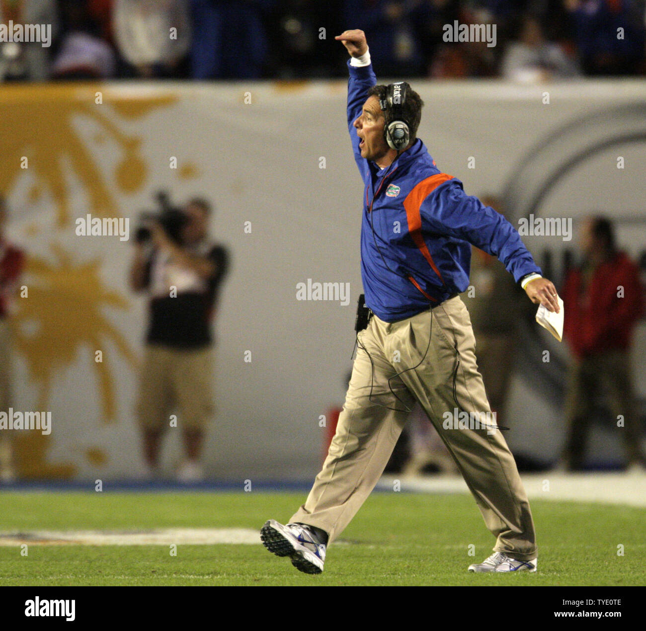 Gator Haupttrainer städtischer Meyer drückt sich in der zweiten Hälfte des FedEx BCS National Championship NCAA Football Spiel 2009 in Miami 8. Januar 2009. (UPI Foto/Markierung Wallheiser) Stockfoto
