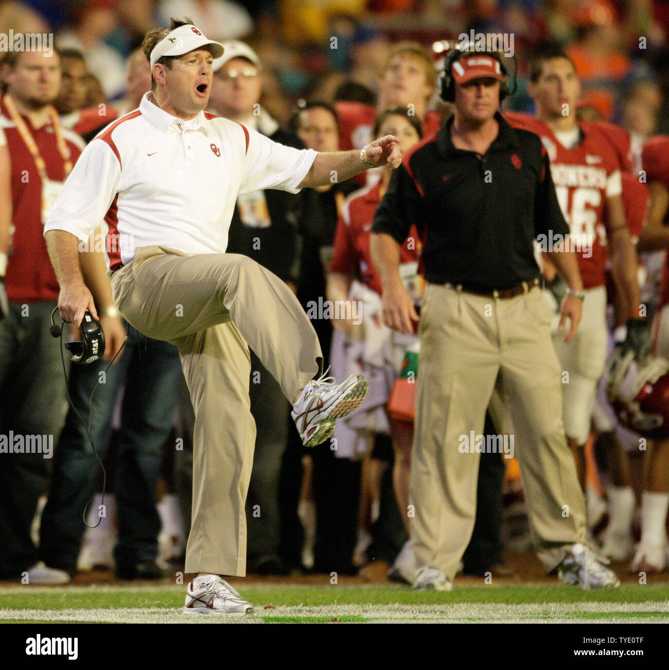 Oklahoma Sooners Head Coach Bob Stoops versucht, die Schiedsrichter mit ihm in der zweiten Hälfte des FedEx BCS National Championship NCAA Football Spiel 2009 in Miami 8. Januar 2009 zu vereinbaren. (UPI Foto/Markierung Wallheiser) Stockfoto
