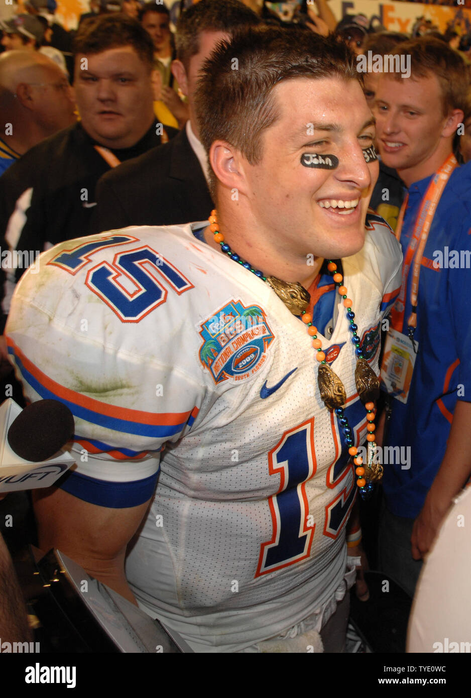 Florida Gators MVP Quarterback Tim Tebow feiert den Gewinn der 2009 BCS National Championship Game gegen die Oklahoma Sooners 24-14 in Miami am 8. Januar 2009. (UPI Foto/Larry Marano) Stockfoto