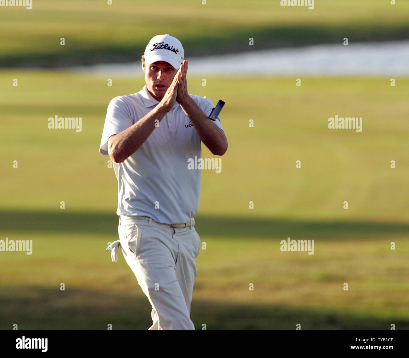 Nick Watney zeigt Wertschätzung für die Menge, als er in der 18. Grün während der Weltgolf-meisterschaften - CA Championship in Doral Country Club in Doral, Florida erhält am 15. März 2009. (UPI Foto/Michael Busch) Stockfoto