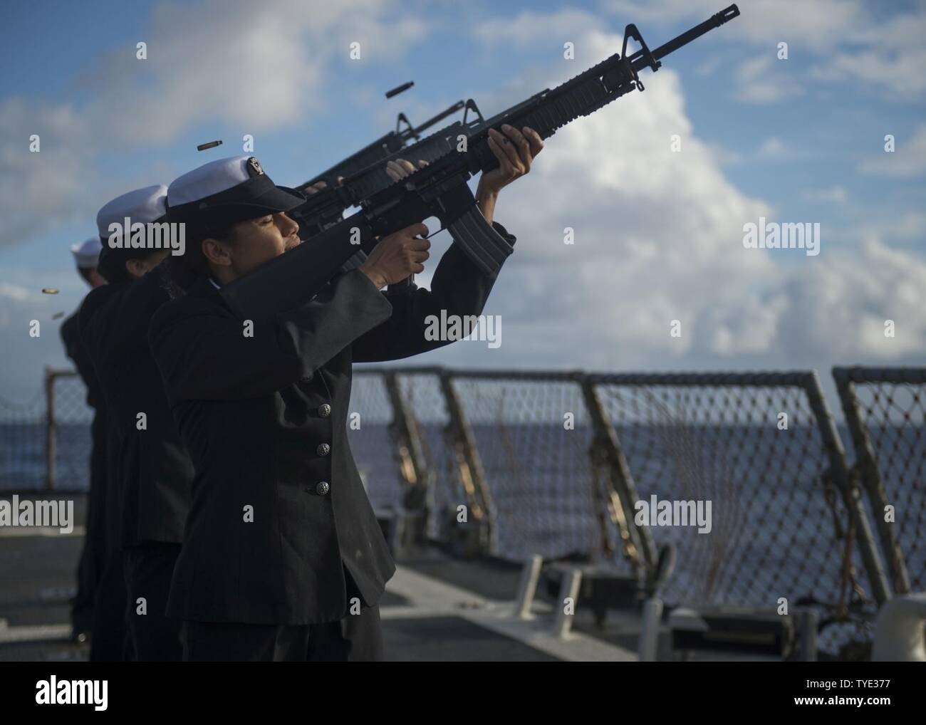 Ozean (Nov. 3, 2016) Segler in den geführten zugeordnet Anti-raketen-Zerstörer USS Stout (DDG55) Feuer ein Gewehr volley während einer Bestattung auf See. Stout, eingesetzt als Teil der Eisenhower Carrier Strike Group, ist die Durchführung von naval Operations in den USA 6 Flotte Bereich der Maßnahmen zur Unterstützung der US-amerikanischen nationalen Sicherheitsinteressen in Europa. Stockfoto