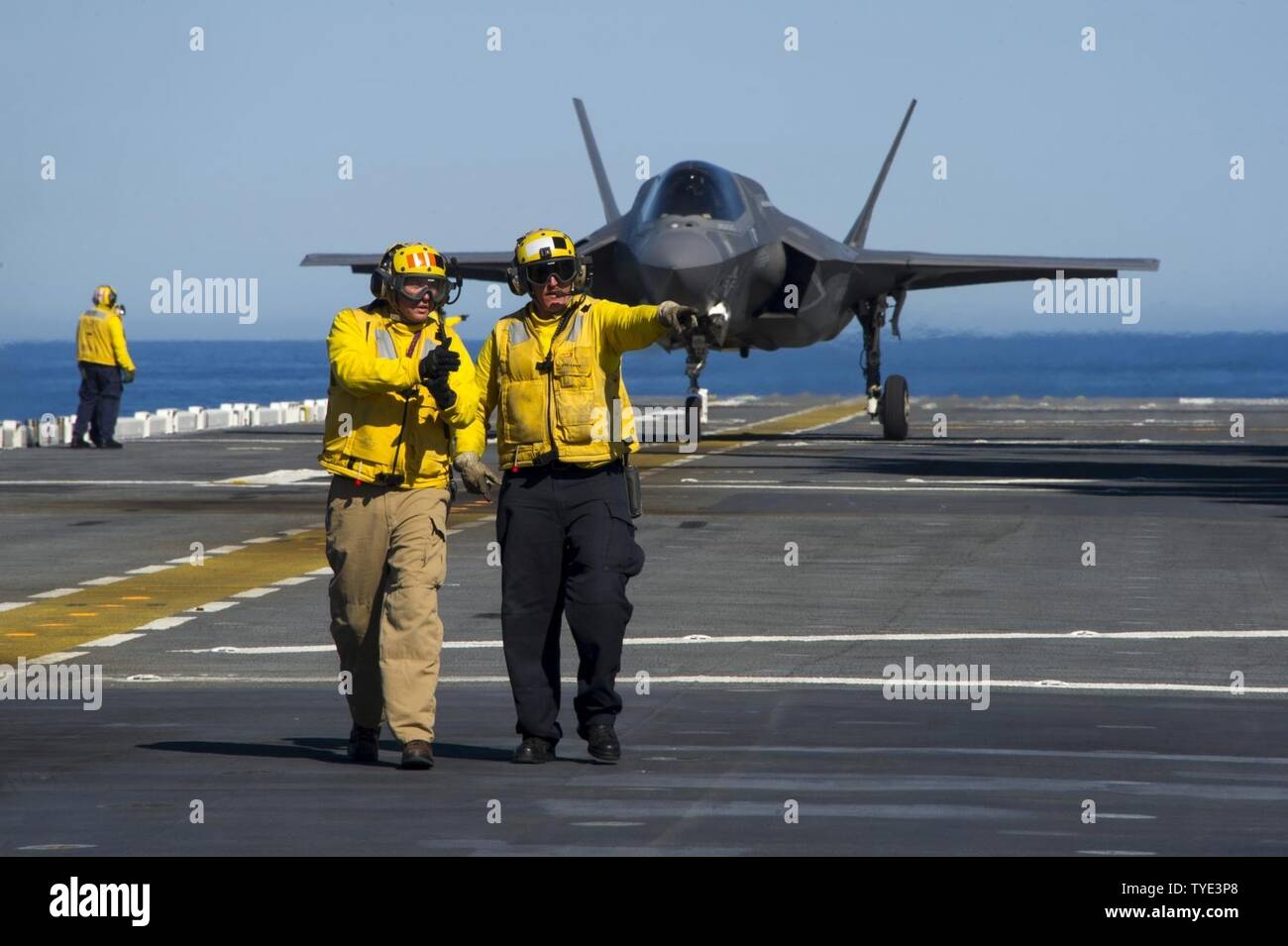 Pazifik (Nov. 3, 2016) Senior Chief Petty Officer Brian Robinson, Links, und Petty Officer 2nd class Jared Beasley direkte F-35B Blitz II Flugzeuge auf dem Flugdeck der Amphibisches Schiff USS America (LHA 6) Bei Flugbetrieb. Die F-35B Kurze Start-/vertikale Landung (STOVL) Variante ist das weltweit erste Supersonic STOVL Stealth Flugzeuge. Nordamerika, mit Marine Funktionsprüfung und Evaluation Squadron 1 (VMX-1), Marine Fighter Attack Squadron 211 (VMFA-211) und die Prüfung und Bewertung von Squadron 23 (VX-23) begonnen, sind im Gange, die Durchführung von Funktionsprüfungen und der dritten Phase Stockfoto