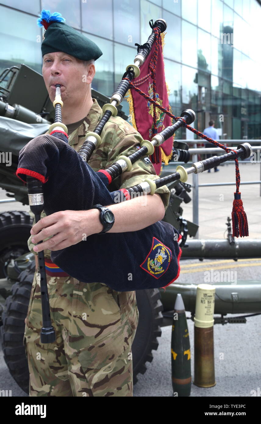 Britische Armee behält sich die Einstellung Tag am Bahnhof Piccadilly, Manchester, UK. Ein Dudelsackpfeifer aus der 103 Regiment Royal Artillery spielt Dudelsack. Stockfoto