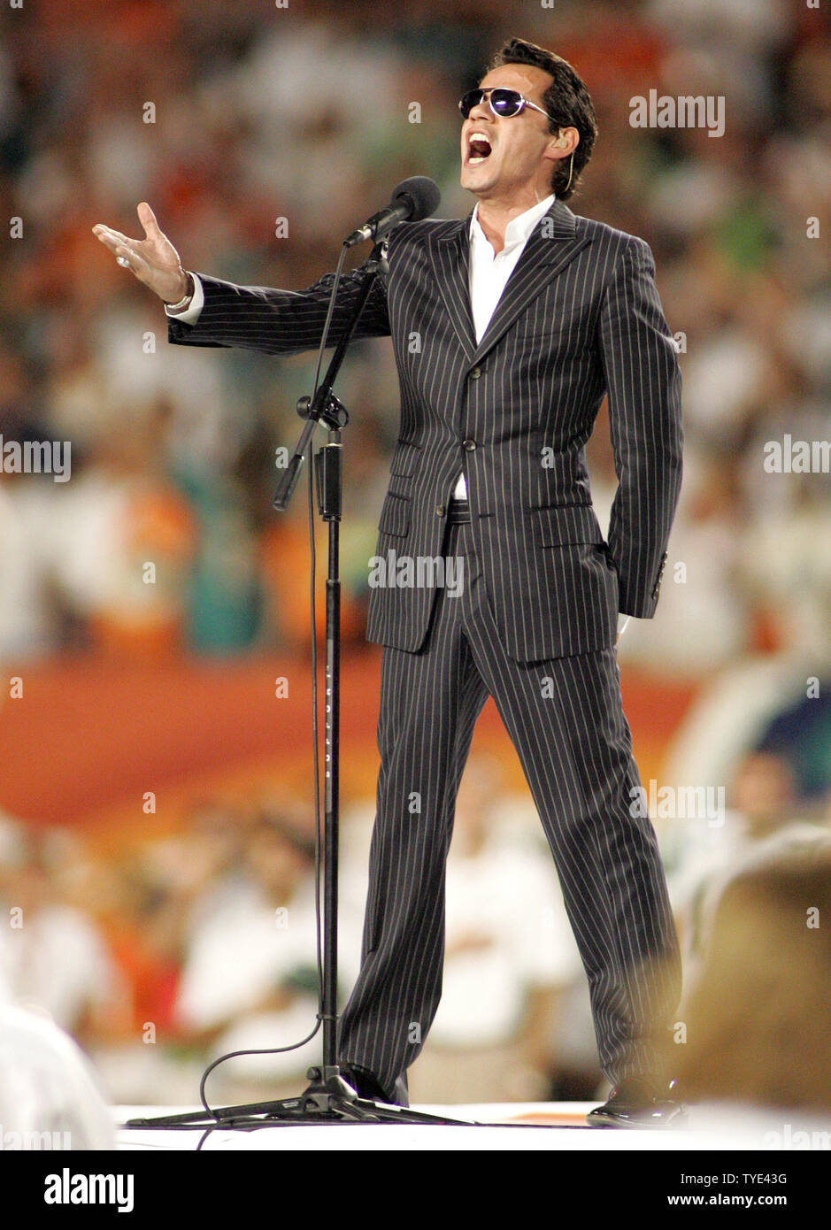 Latin recording artist und Minderheitsgesellschafter der Miami Dolphins Marc Anthony führt die Nationalhymne vor dem Spiel gegen die New York Jets an landshark Stadium in Miami am 12. Oktober 2009. Die Delphine besiegten die Jets 31-27. UPI/Michael Busch Stockfoto