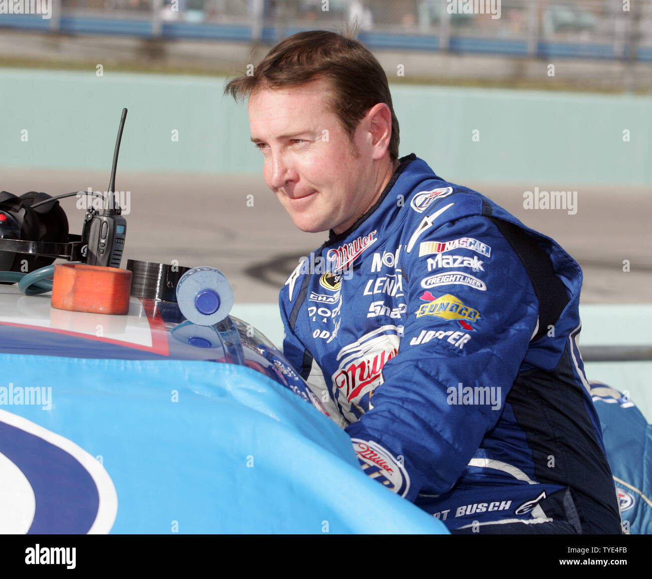 Kurt Busch steigt in sein Auto kurz vor Beginn der Sprint Cup Ford 400 bei Homestead-Miami Speedway in Homestead, Florida am 22. November 2009. UPI/Michael Busch Stockfoto