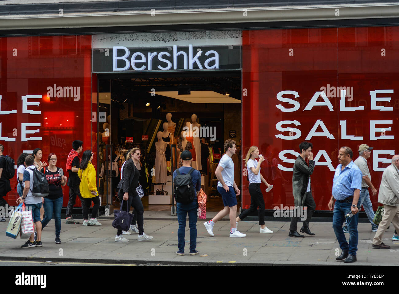 Blick auf die bershka Shop auf der Oxford Street, London. Viele Leute vorbei. Stockfoto