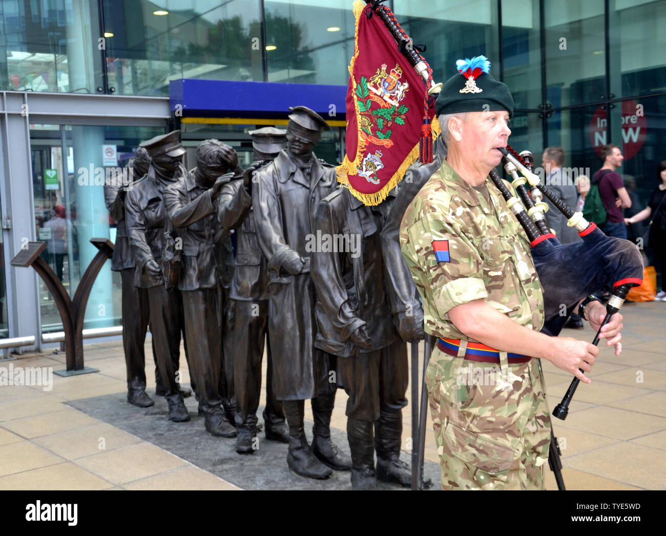 Britische Armee behält sich die Einstellung Tag am Bahnhof Piccadilly, Manchester, UK. Ein Dudelsackpfeifer aus der 103 Regiment Royal Artillery spielt Dudelsack. Stockfoto