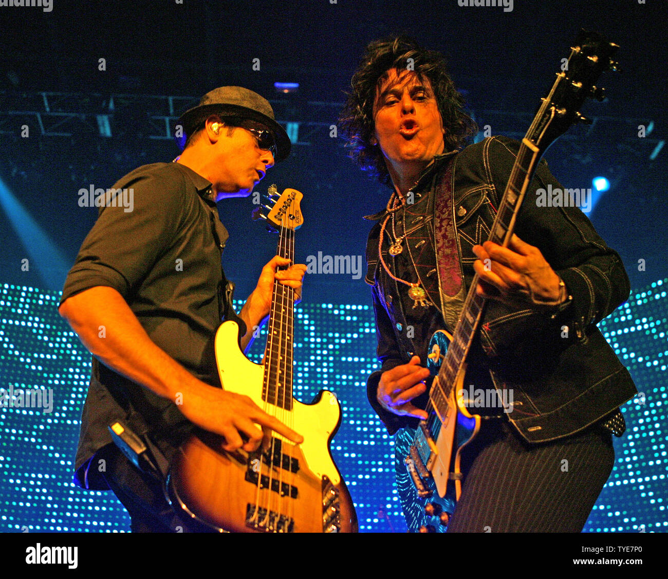 Robert (L) und Dean DeLeo mit Stone Temple Pilots durchführen, Konzert im Seminole Hard Rock Hotel und Kasino in Hollywood, Florida am 12. Oktober 2010. UPI/Michael Busch Stockfoto