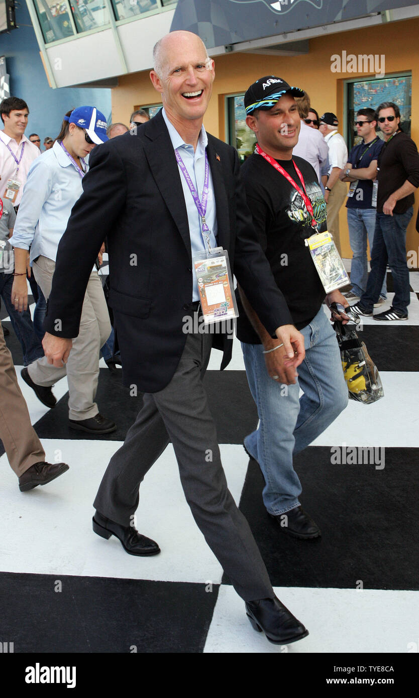 Florida Governor elect Rick Scott Spaziergänge an Treiber Einführungen vor Beginn der NASCAR Ford 400 bei Homestead-Miami Speedway in Homestead, Florida am 21. November 2010. UPI/Martin Fried Stockfoto