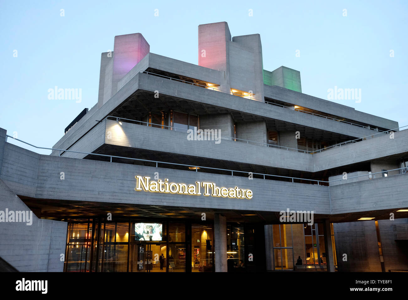 Ein Blick auf die nationalen Theater bei Nacht, London, Vereinigtes Königreich Stockfoto