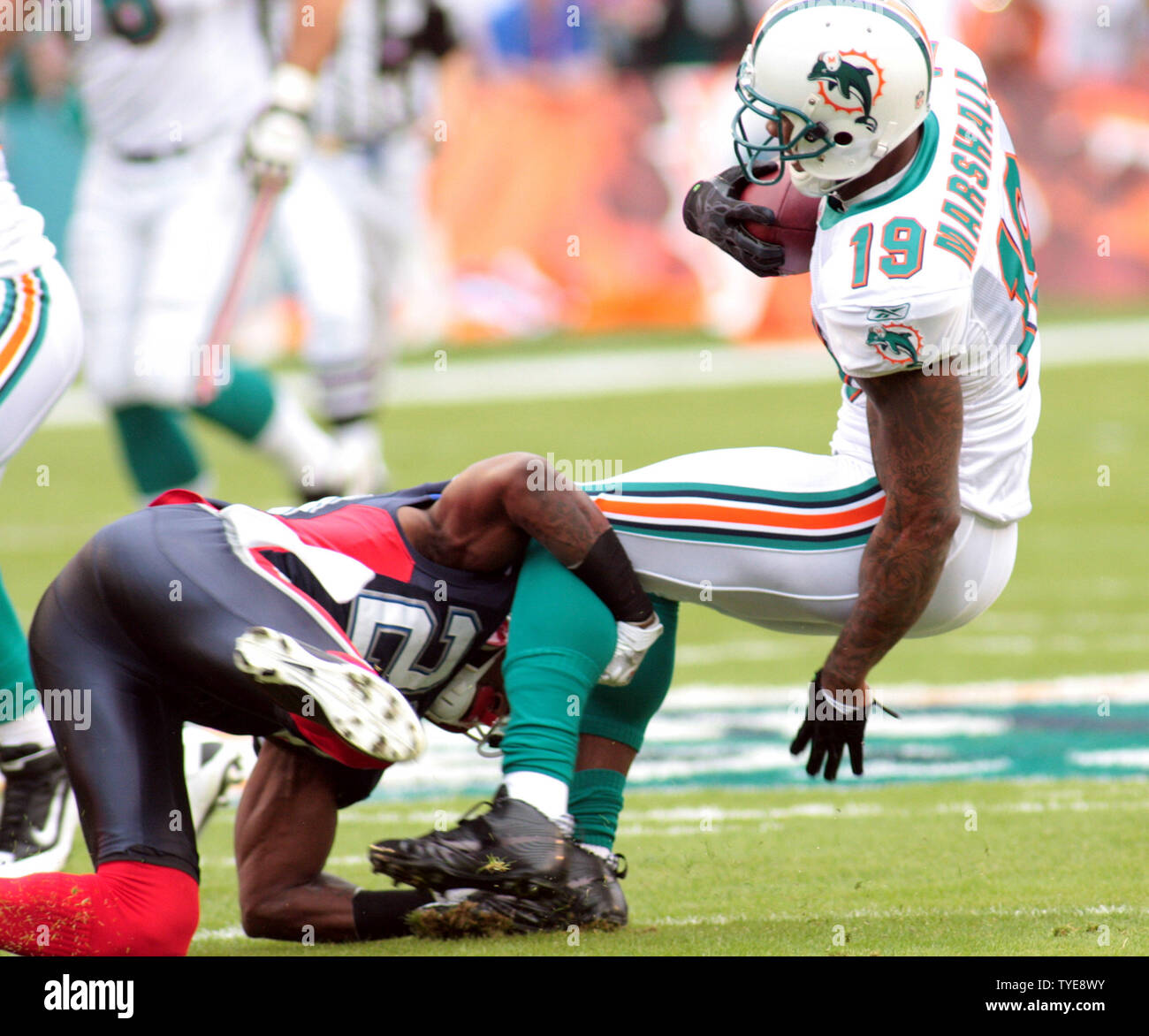 Miami Dolphins wide receiver Brandon Marshall (19) wird von Buffalo Bill Drayton Florenz (29) während der ersten Hälfte gegen die Buffalo Bills an Sun Life Stadium angegangen, in Miami Florida. Dezember 19,2010. Die Buffalo Bills schlugen die Miami Dolphins 17-14. . UPI/Susan Knowles... Stockfoto