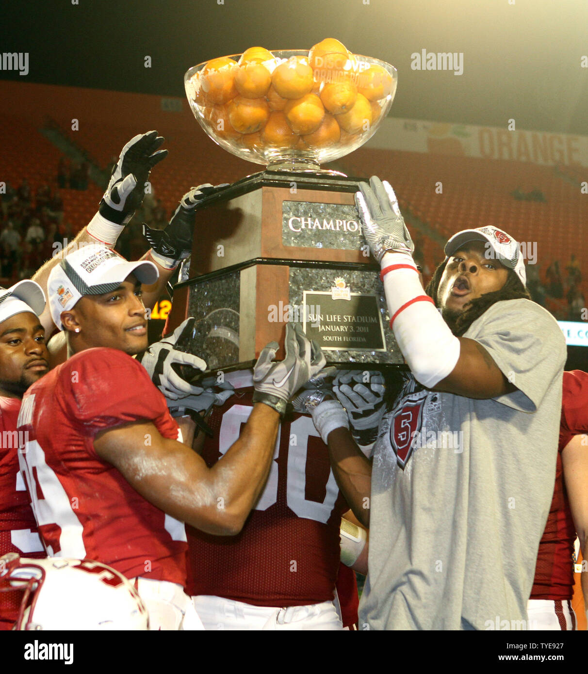 Stanford Kardinal Spieler feiern das Gewinnen der 77. jährlichen Entdecken Sie Orange Schüssel am Sun Life Stadium in Miami am 3. Januar 2011. Stanford besiegte Virginia Tech 40-12. UPI/Martin Fried Stockfoto