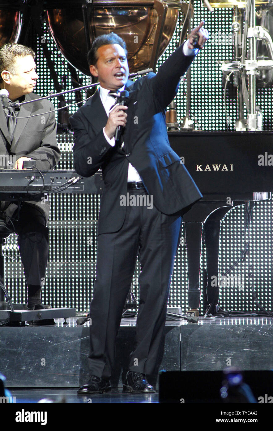 Mexikanische Sänger Luis Miguel führt im Konzert an der American Airlines Arena in Miami am 19. Mai 2011. UPI/Michael Busch Stockfoto