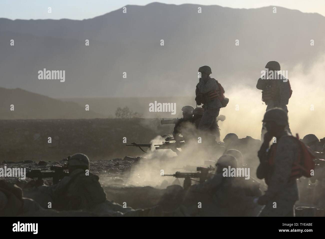 United States Marines 3 Bataillon angebracht, 5. Marine Regiment, India Company, Feuer am grünen Ivan Ziele während der grabenkämpfe Ausbildung in der Marine Corps Air Ground Combat Center 29 Palmen, Calif. Nov 4, 2016. Marines 3/5 sind derzeit Feldversuche Ausrüstung und Technologie aus dem Marine Corps Krieg kämpfen Lab während integrierte Ausbildung Übung 1-17, um kombinierte Waffen Proficiency in Vorbereitung für ihren Einsatz als Bodenkampf Element für die 31 Marine Expeditionary Unit nachhaltig zu verbessern und. (United States Marine Corps Stockfoto