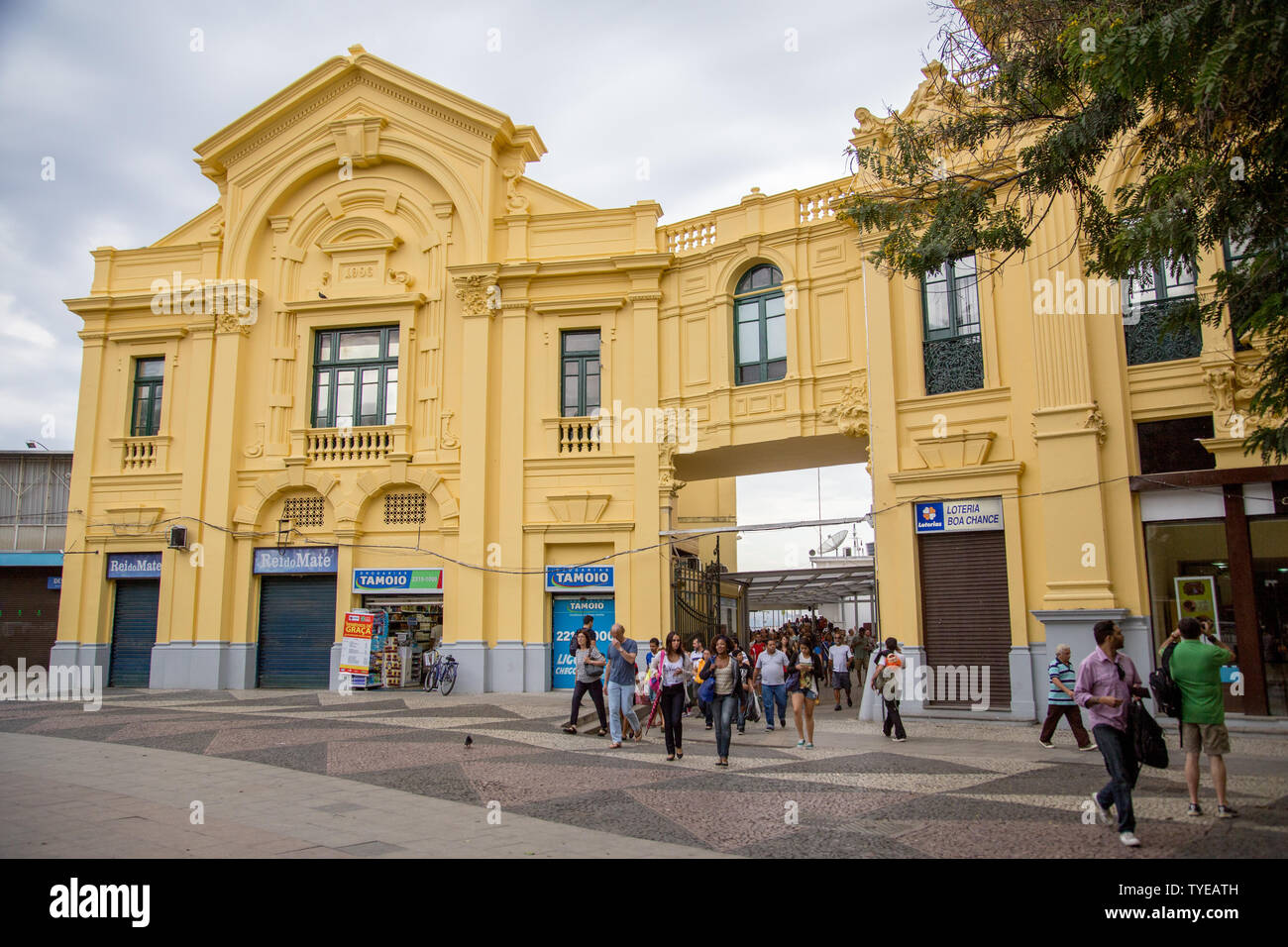 Rio de Janeiro, Brasilien - 25. Juli 2015: Menschen zu Fuß entfernt von der Fähre Bahnhof am Praça XV, Rio de Janeiro, Brasilien Stockfoto