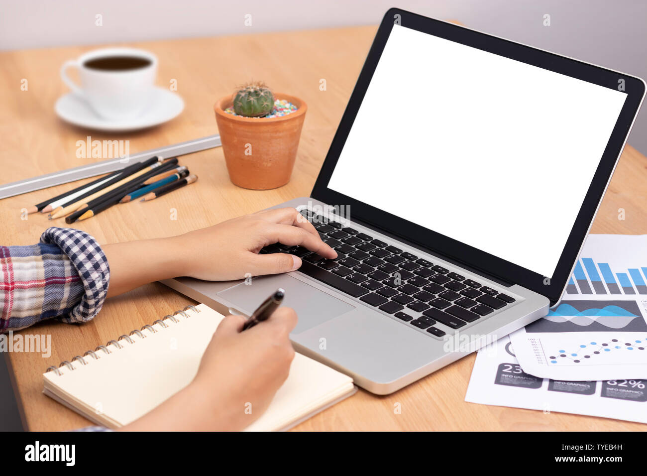 Online Learning Konzept. Schüler Computer Laptop mit weißen leeren Bildschirm für Training online und schreiben Vortrag Hinweis im Notebook. distan Stockfoto