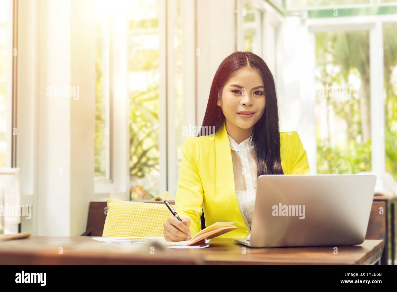 Porträt der Schönen und zuversichtlich Asian Business Frau in der Arbeit mit einem Notebook, Laptop und Buch Job verwalten Arbeiten am Arbeitsplatz. happy Geschäftsfrau co Stockfoto