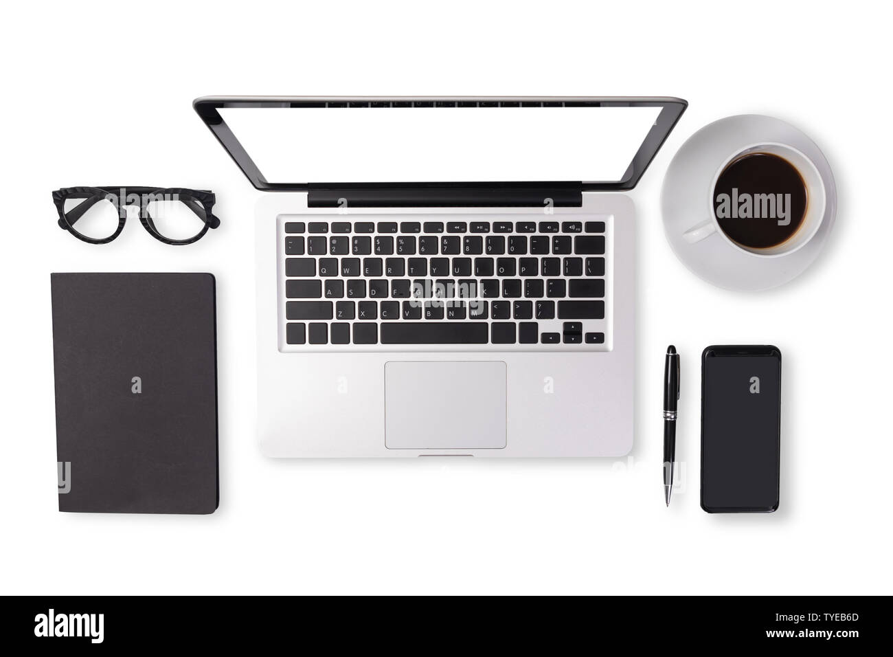 Flach der Männer Gerät Zubehör in schwarz Ton Farbe auf Büro Schreibtisch Tisch wie Notebook Laptop Computer, Tasse Kaffee, Gläser, Stifte, Handy Stockfoto