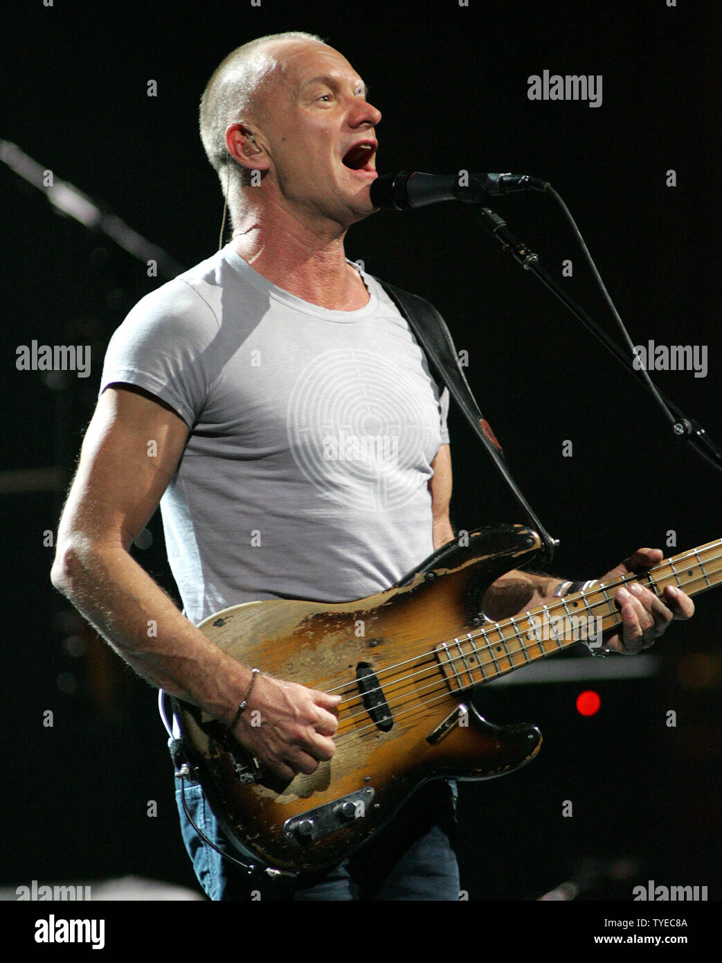 Sting führt auf seiner "Zurück zu Bass"-Tour im Fillmore in Miami Beach am 12. November 2011. UPI/Michael Busch Stockfoto