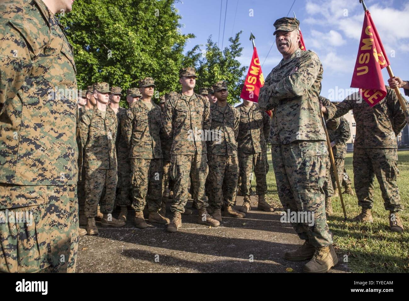 Us Marine Brig. Gen. Paul K. Lebidine, Kommandierender General des 4. Marine Division, spricht mit Marines von Special Purpose Marine Air-Ground Task Force - südliche Befehl nach einer Preisverleihung bei einem Besuch in Soto Cano Air Base, Honduras, Nov. 4, 2016. Während der Bereitstellung, die Marinesoldaten und Matrosen von SPMAGTF-SC mit Ihrem honduranischen Amtskollegen auf eine Schule und ein Krankenhaus in der Gracias a Dios region Honduras, implementiert mit Joint Task Force Matthäus in der Nachmahd des Hurrikans Matthew und arbeitete neben service Mitglieder aus Guatemala, Belize, El Salvador und Honduras zu verbessern Stockfoto