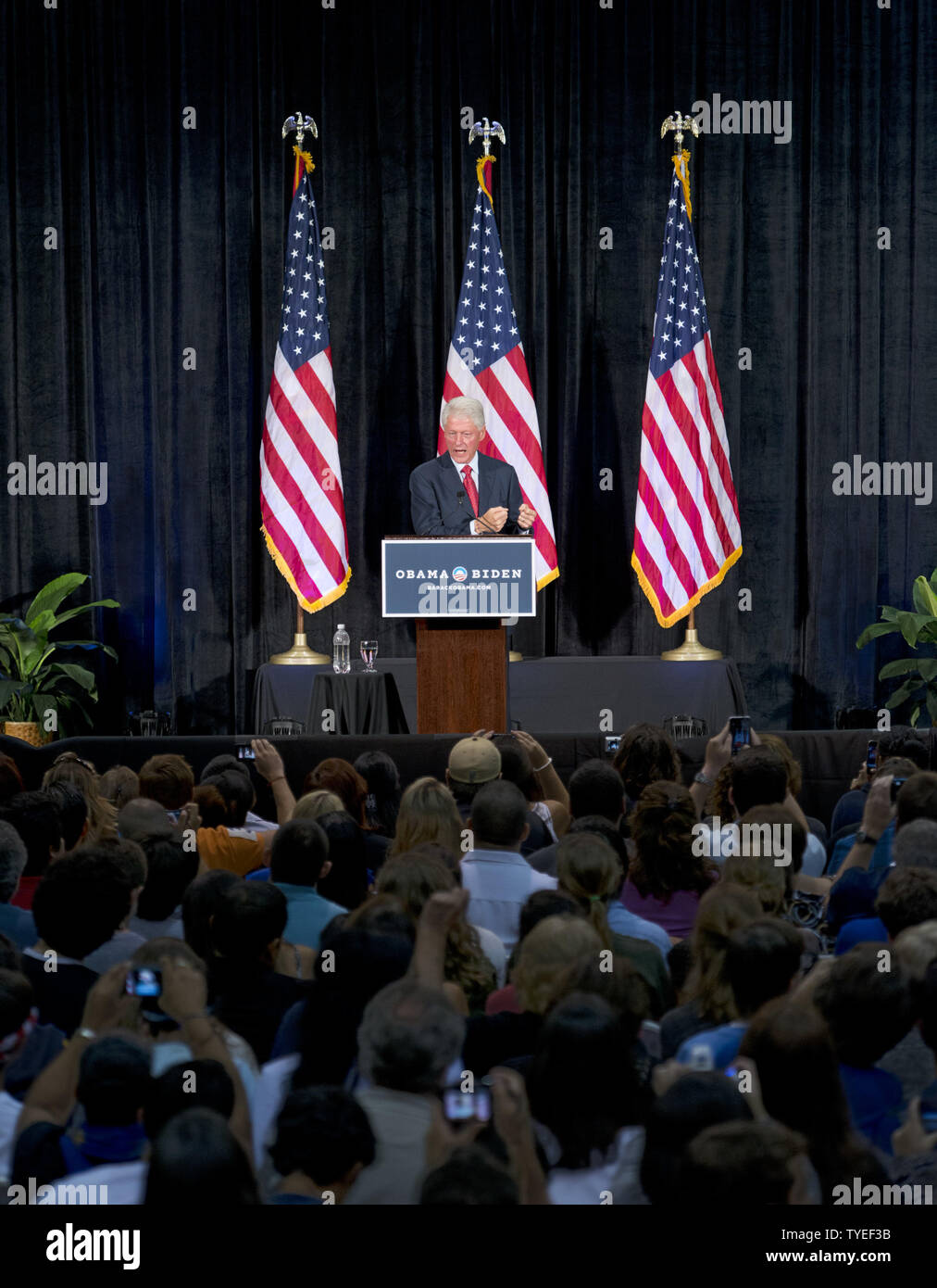 Der ehemalige Präsident Bill Clinton liefert Erläuterungen während der ersten Station seiner Florida Tour, um mehr als 2300 Basis Anhänger an der Florida International University, Miami, Florida am 11. September 2012. Der ehemalige Präsident Clinton diskutiert die Wahl in dieser Wahl zwischen Vorwärts mit einer Vision einer Wirtschaft, oder Zurück in der Top-down-Wirtschaftspolitik, die unsere Wirtschaft stürzte und die Mittelschicht bestraft zu erstellen. UPI/Gary ich Rothstein. Stockfoto