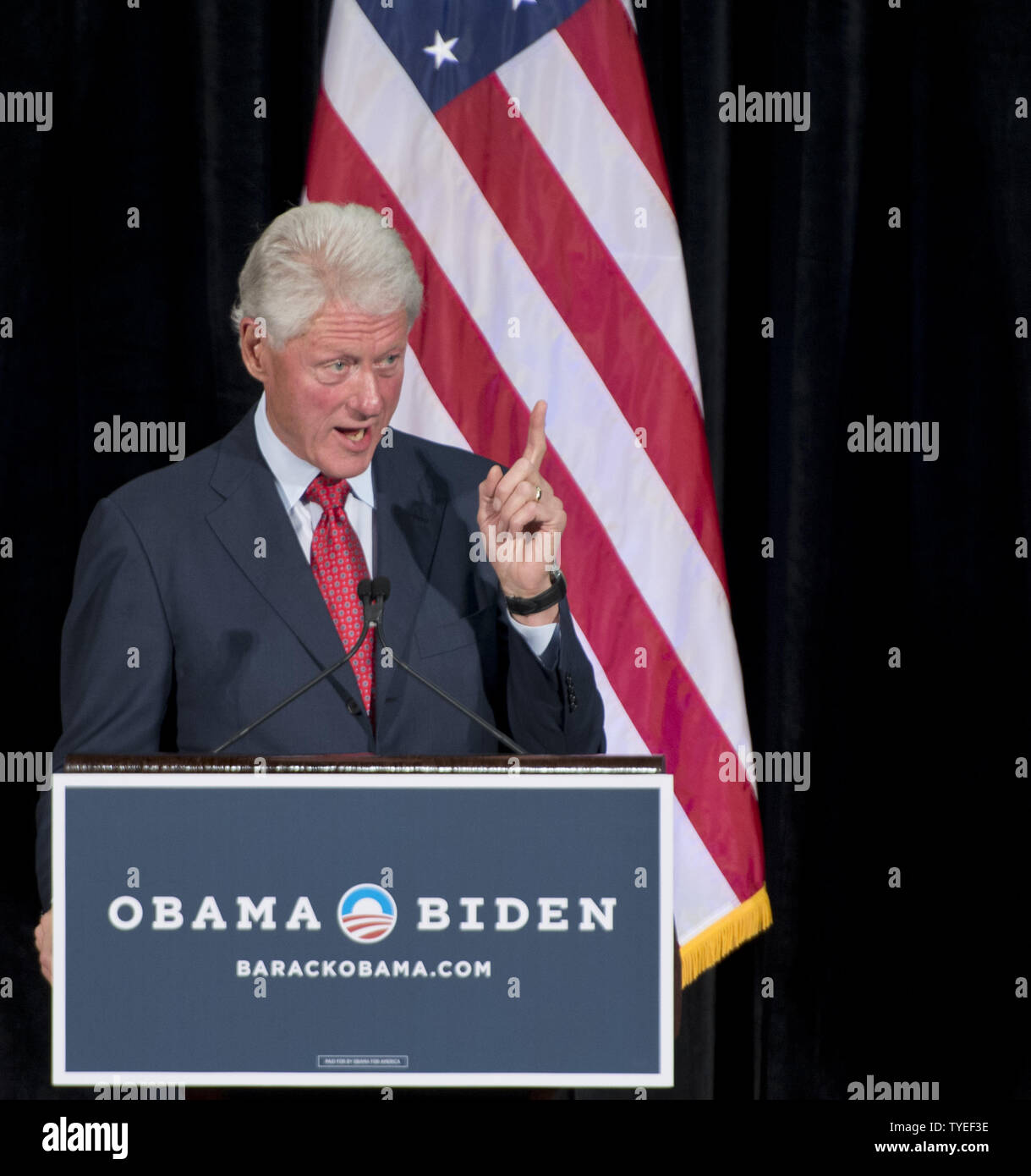 Der ehemalige Präsident Bill Clinton liefert Erläuterungen während der ersten Station seiner Florida Tour, um mehr als 2300 Basis Anhänger an der Florida International University, Miami, Florida am 11. September 2012. Der ehemalige Präsident Clinton diskutiert die Wahl in dieser Wahl zwischen Vorwärts mit einer Vision einer Wirtschaft, oder Zurück in der Top-down-Wirtschaftspolitik, die unsere Wirtschaft stürzte und die Mittelschicht bestraft zu erstellen. UPI/Gary ich Rothstein. Stockfoto