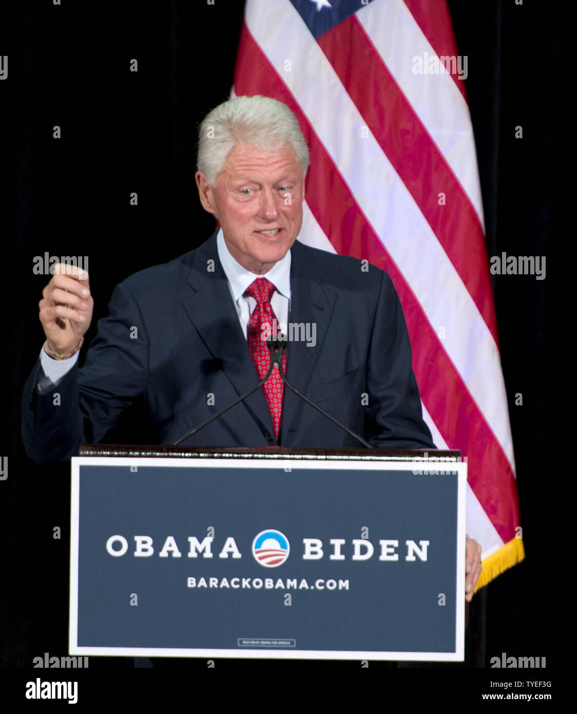 Der ehemalige Präsident Bill Clinton liefert Erläuterungen während der ersten Station seiner Florida Tour, um mehr als 2300 Basis Anhänger an der Florida International University, Miami, Florida am 11. September 2012. Der ehemalige Präsident Clinton diskutiert die Wahl in dieser Wahl zwischen Vorwärts mit einer Vision einer Wirtschaft, oder Zurück in der Top-down-Wirtschaftspolitik, die unsere Wirtschaft stürzte und die Mittelschicht bestraft zu erstellen. UPI/Gary ich Rothstein. Stockfoto