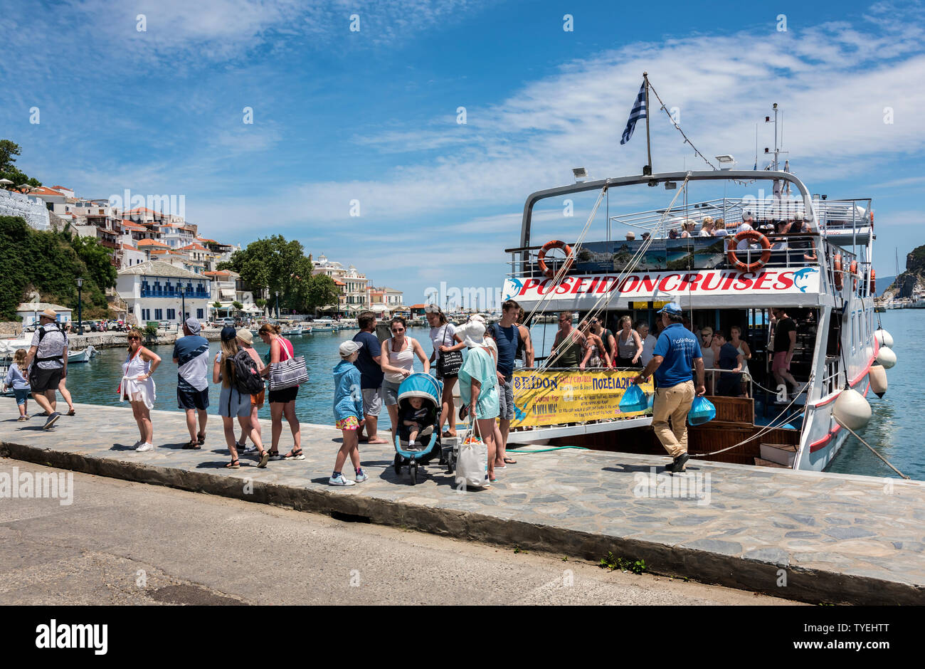 Touristen in Skopelos Hafen, Nördliche Sporaden Griechenland aussteigen. Stockfoto