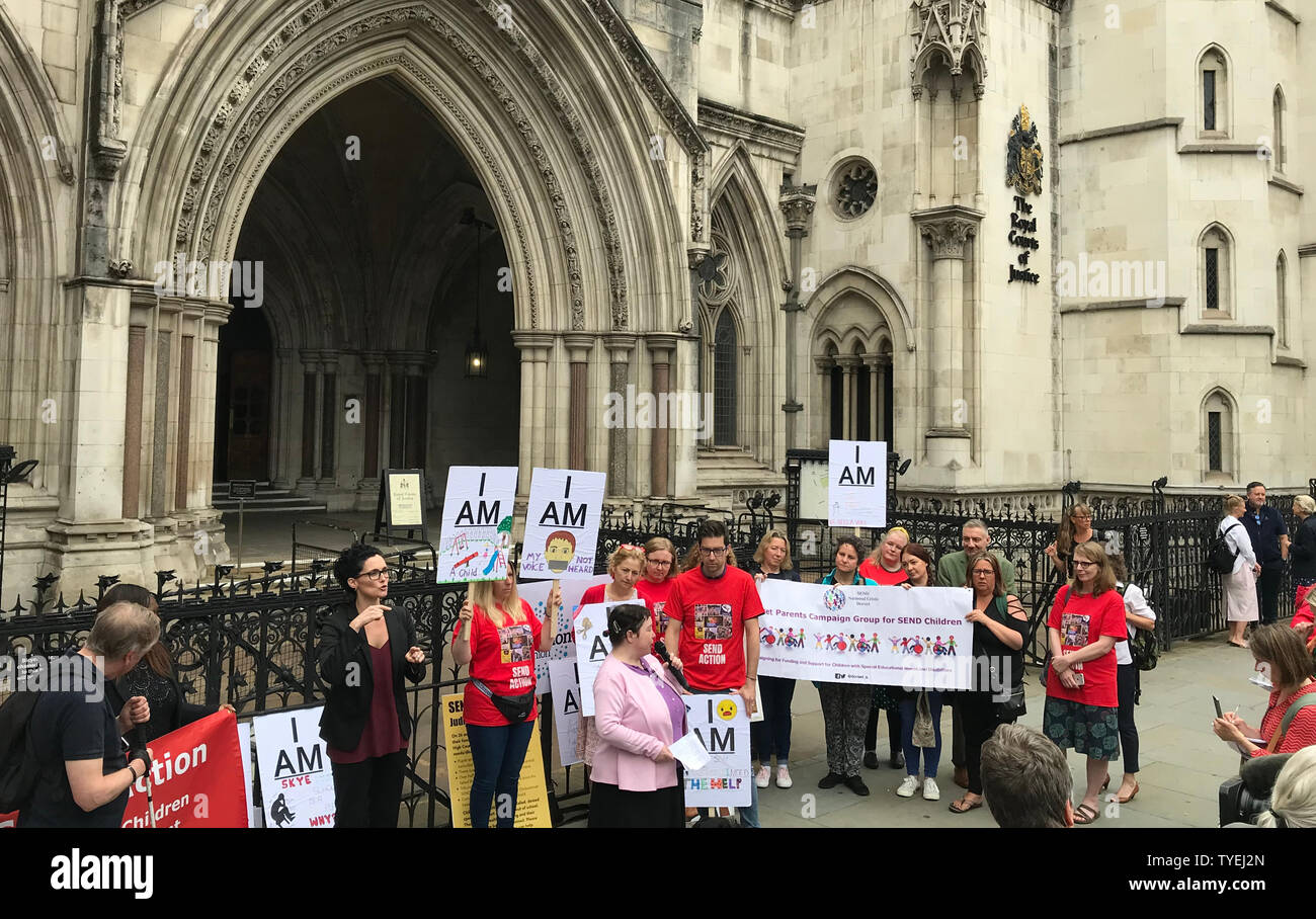 Aktivisten sammeln außerhalb der Royal Courts of Justice vor einer Sehenswürdigkeit Anfechtungsklage gegen die Regierung über sonderpädagogischen Förderbedarf Finanzierung. Stockfoto