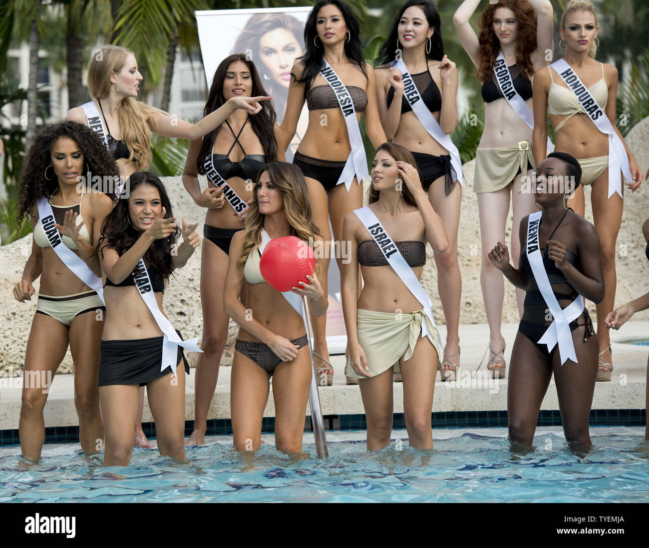 Miss Universe Teilnehmer versammeln sich um den Pool die Yamamay Badeanzug Badeanzug Sammlung während der Start- und Landebahn bei Trumpf nationale Doral Pool in Miami, Florida, am 14. Januar 2015 zu modellieren. Die 63 Rd. Miss Universe wird in Miami, Florida, 25. Januar 2015 statt. Foto von Gary ich Rothstein/UPI Stockfoto
