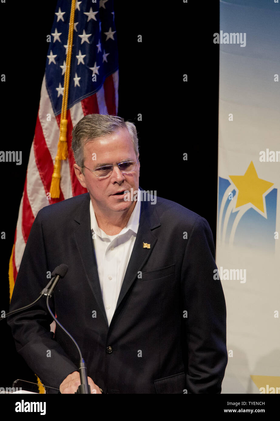 Der ehemalige Gouverneur von Florida, Jeb Bush liefert Erläuterungen zu den Ehren Mittagessen im Jahr 2015 Kunst für das Leben! Stipendiaten in der Adrienne Arsht Center für Darstellende Künste von Dade County in Miami, Florida, 5. Juni 2015, Gouverneur Bush soll seine Kandidatur für den Präsidenten der Vereinigten Staaten in Miami, Florida, am 15. Juni 2015 bekannt zu geben. Foto von Gary ich Rothstein/UPI. .. Stockfoto