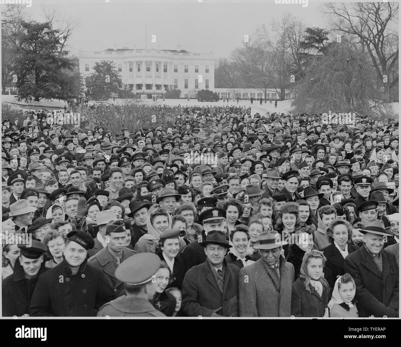 Foto von einer großen Menschenmenge auf dem Südrasen des Weißen Hauses für die Beleuchtung der nationalen Gemeinschaft Weihnachtsbaum versammelt. Stockfoto