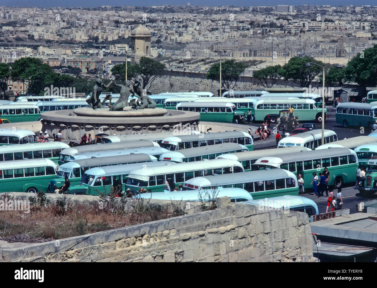 Historisches 1981 Archivbild 80s Hauptbushaltestelle in Valletta Wo Busse wurden grün zwischen years1975 - 1995 geparkt Um viel verändert drei Bronze Tritons Statuen die Art und Weise wir Waren 1980s Malta im Mittelmeer Stockfoto