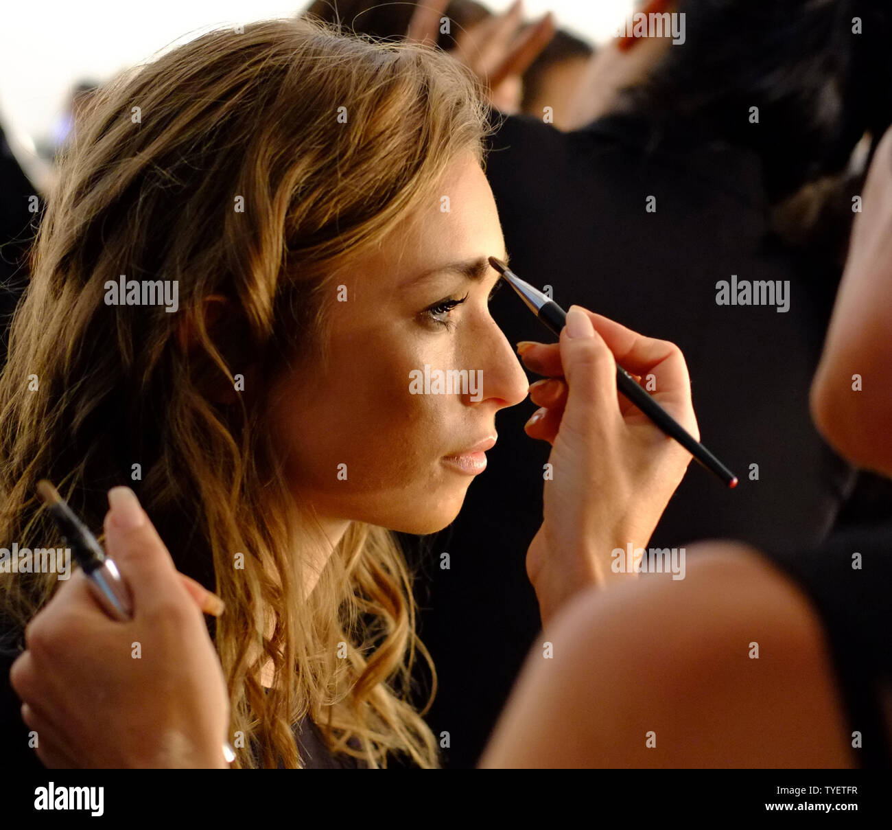 Eine Landebahn Modell gesehen, Haare und Make-up vor dem Tragen einen Badeanzug Schaffung von Kunst Herzen Fashion Designer während der Funkshion Miami Schwimmen Woche im Funkshion Zelt, Miami Beach, Florida, 14. Juli 2016 durchgeführt. Foto von Gary ich Rothstein/UPI Stockfoto