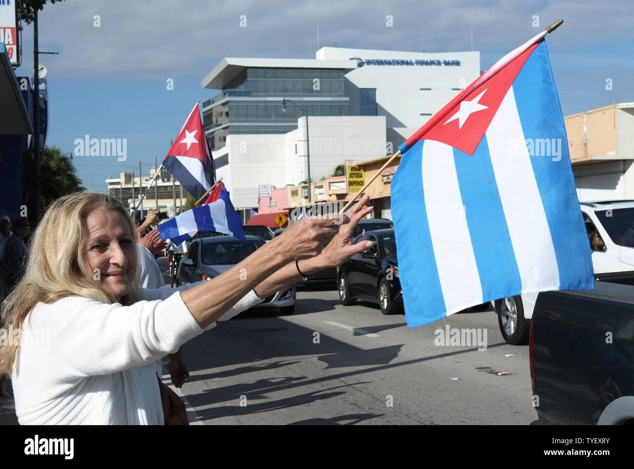 Die Kubanischstämmigen feiern den Tod des ehemaligen kubanischen Staatschefs Fidel Castro in den Straßen von Little Havana in Miami, Florida, 26. November 2016. Castro starb in Kuba am 25. November 2016 im Alter von 90 Jahren. Foto von Gary ich Rothstein/UPI Stockfoto