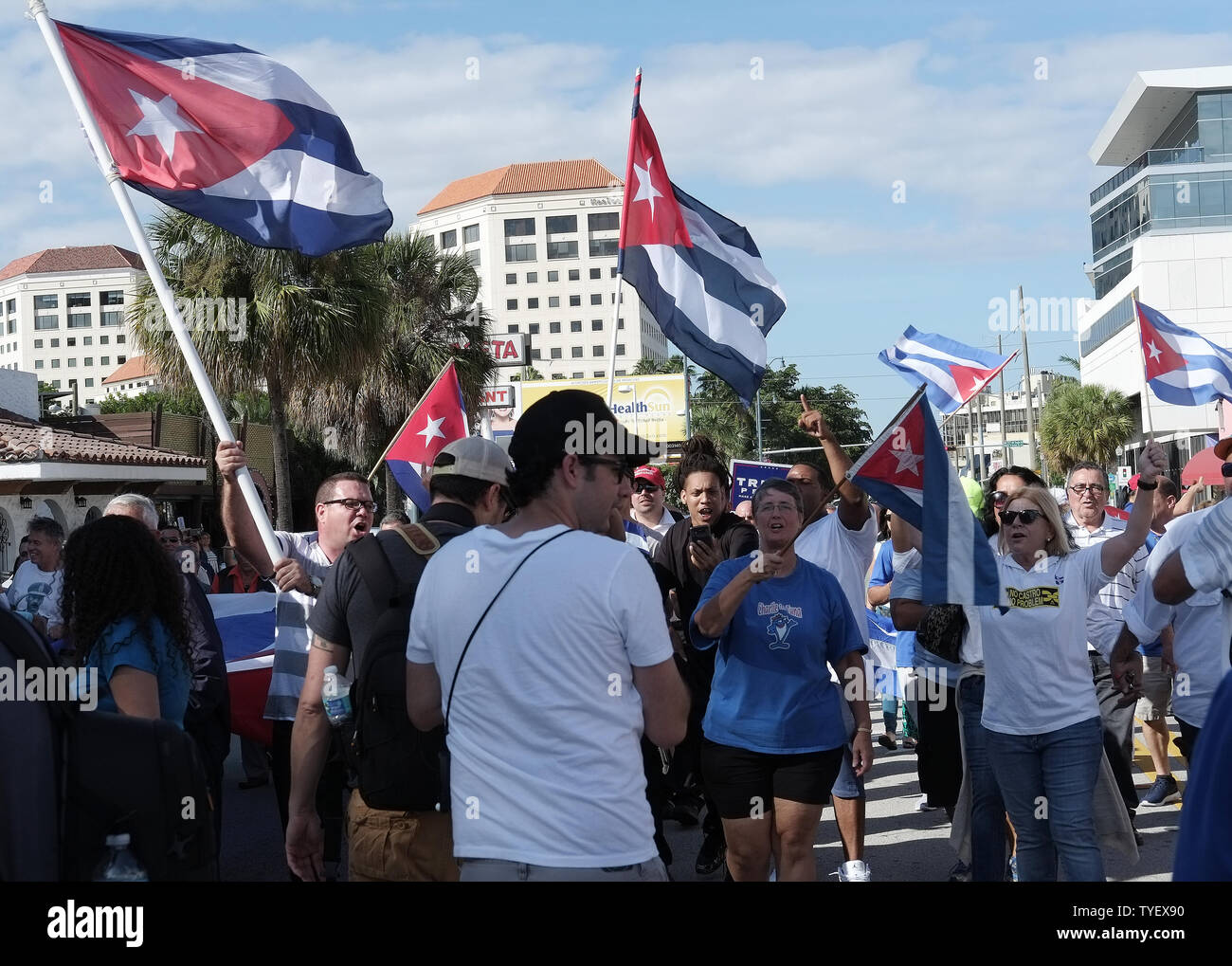 Die Kubanischstämmigen feiern den Tod des ehemaligen kubanischen Staatschefs Fidel Castro in den Straßen von Little Havana in Miami, Florida, 26. November 2016. Castro starb in Kuba am 25. November 2016 im Alter von 90 Jahren. Foto von Gary ich Rothstein/UPI Stockfoto