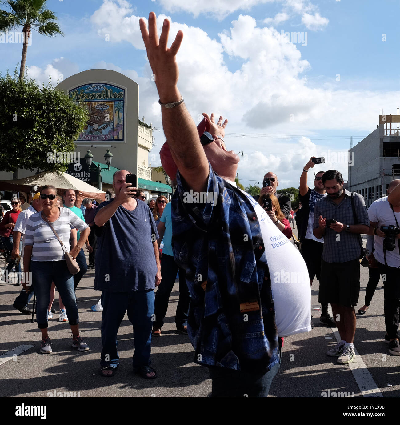 Die Kubanischstämmigen feiern den Tod des ehemaligen kubanischen Staatschefs Fidel Castro in den Straßen von Little Havana in Miami, Florida, 26. November 2016. Castro starb in Kuba am 25. November 2016 im Alter von 90 Jahren. Foto von Gary ich Rothstein/UPI Stockfoto